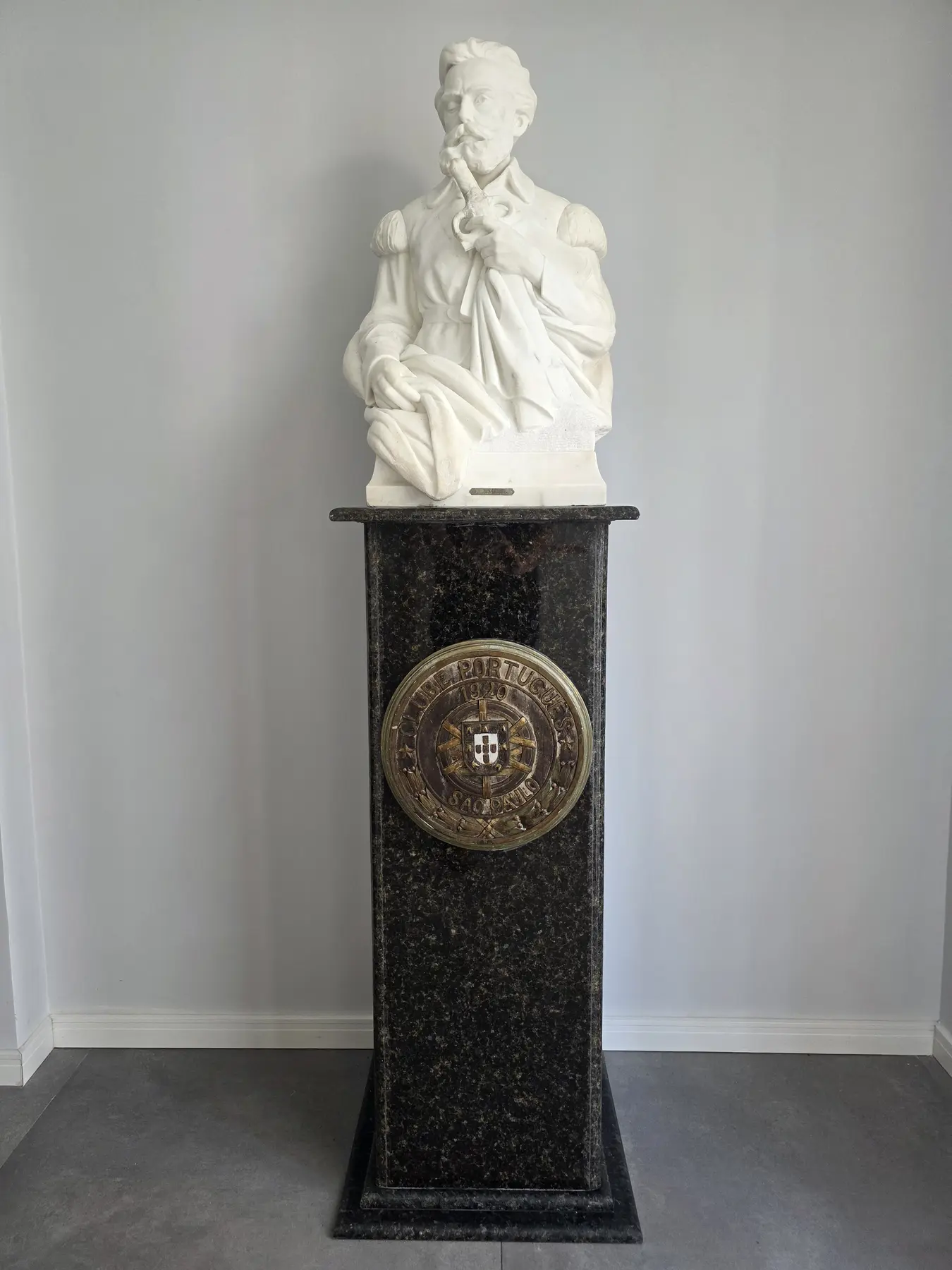 Busto de Luís de Camões preservado pelo Clube
