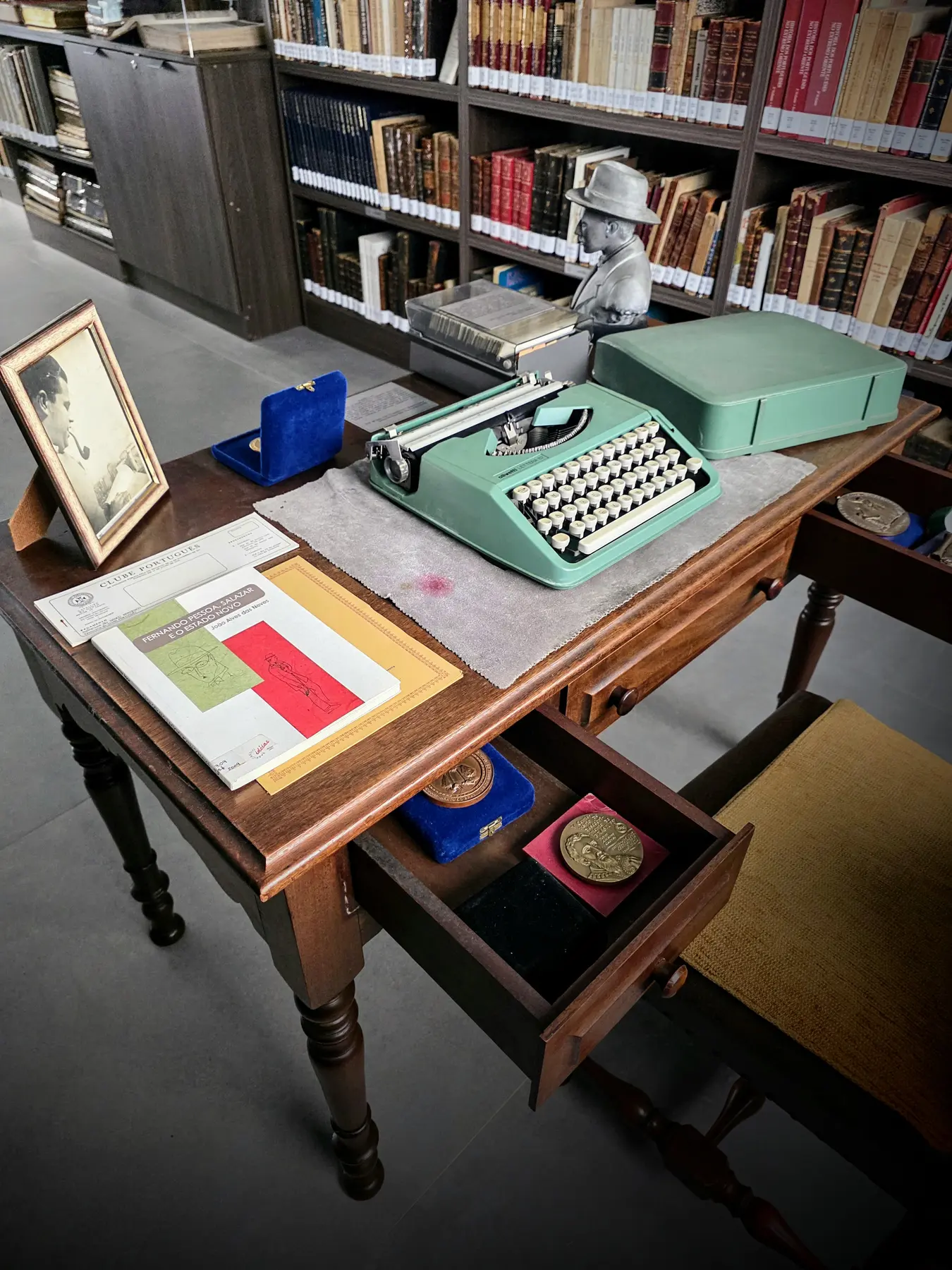 Mesa e objetos ligados à memória de João Alves das Neves na Biblioteca