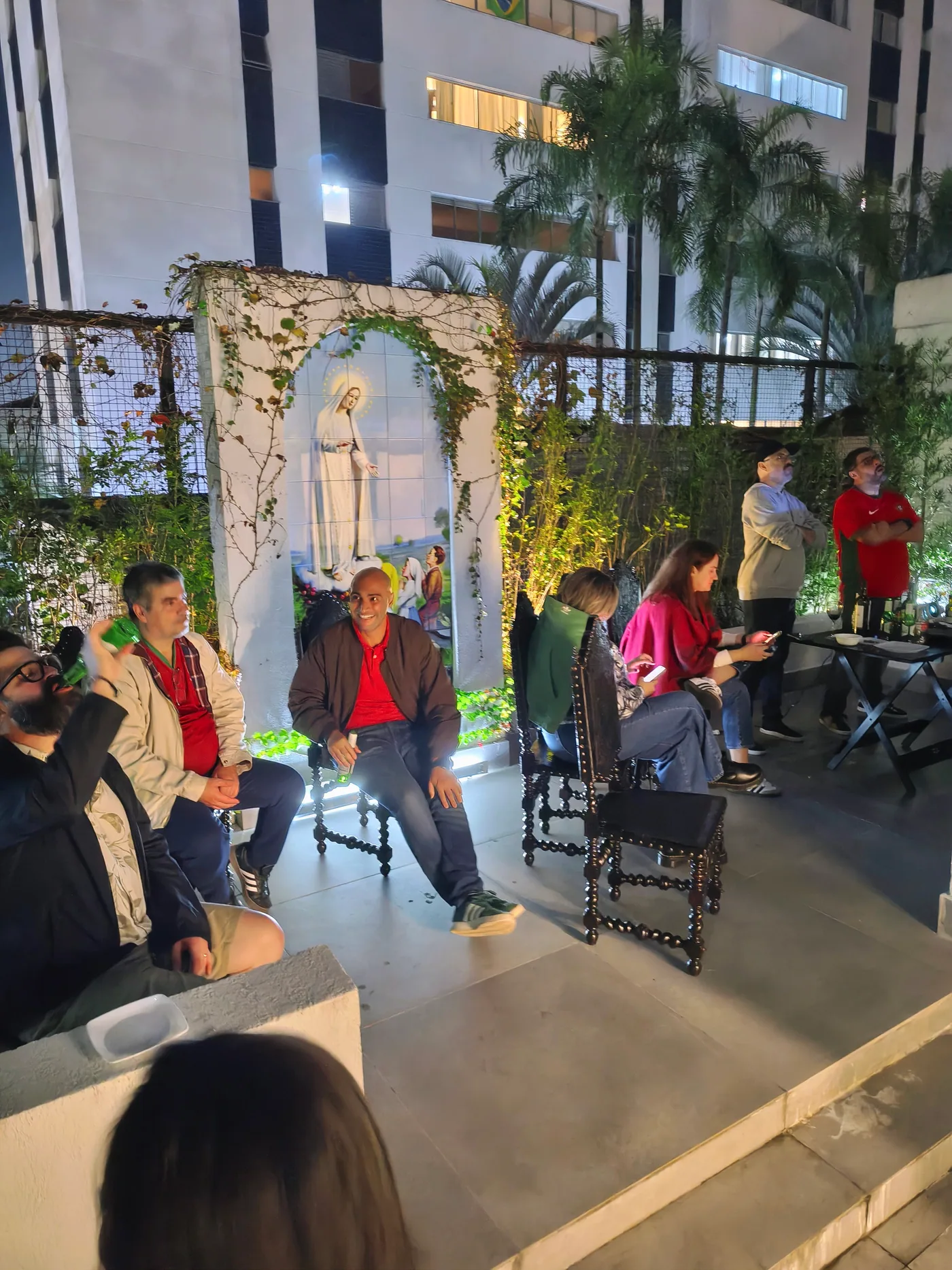 Convidados reunidos na área externa da sede durante a transmissão