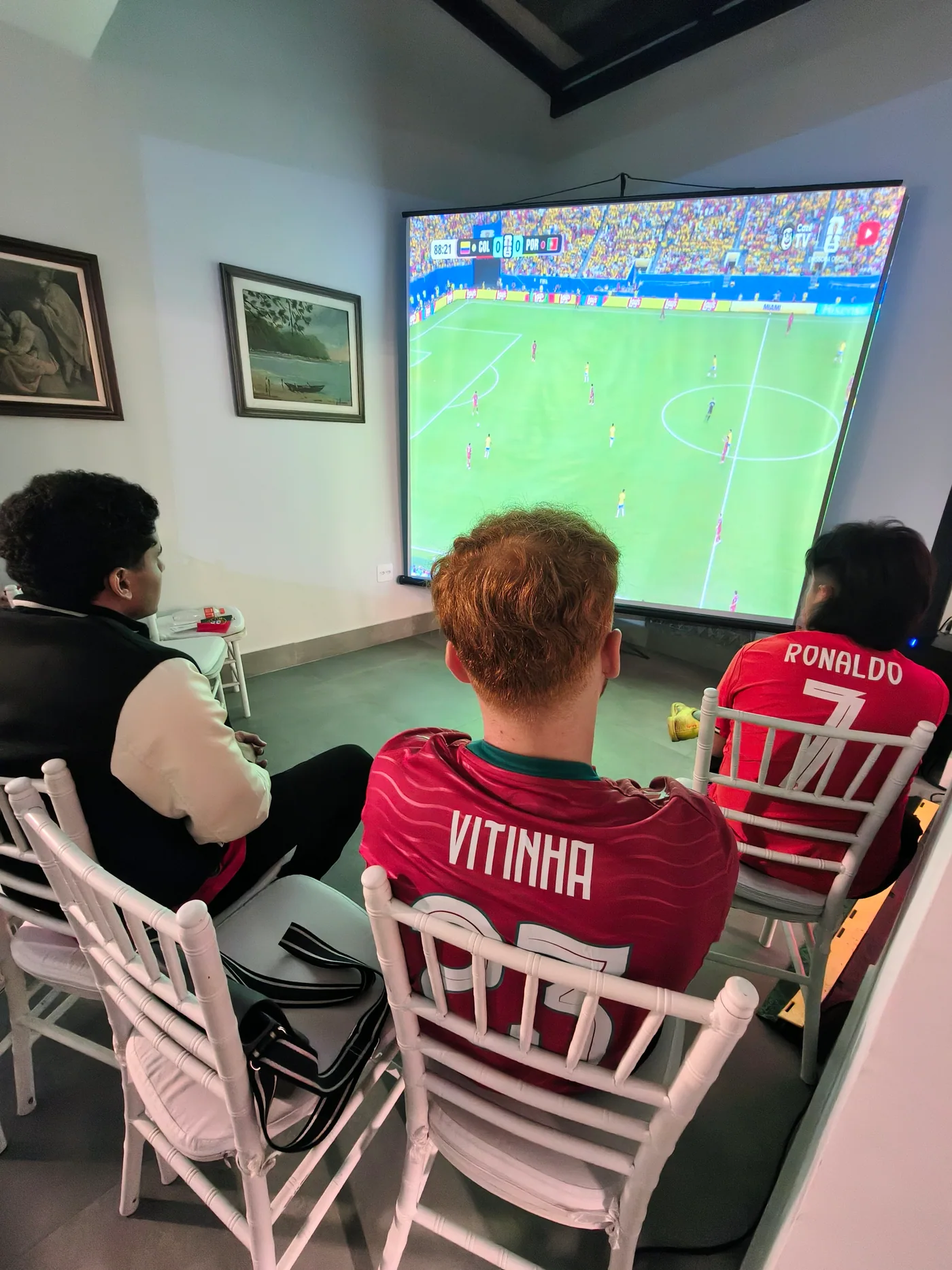 Torcedores com camisas de Portugal assistem ao jogo na sede