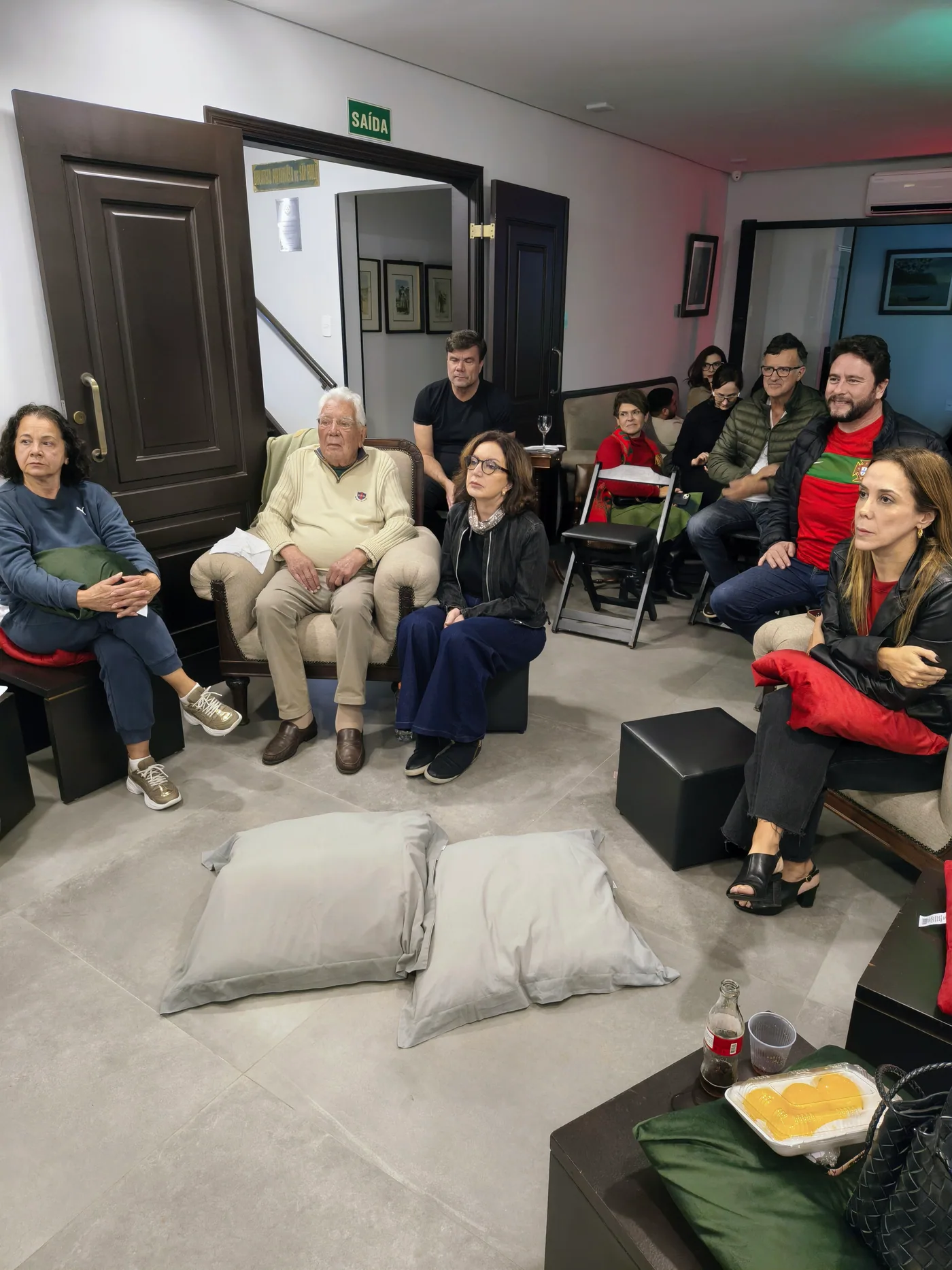 Associados, convidados e amigos acompanham a partida em uma das salas