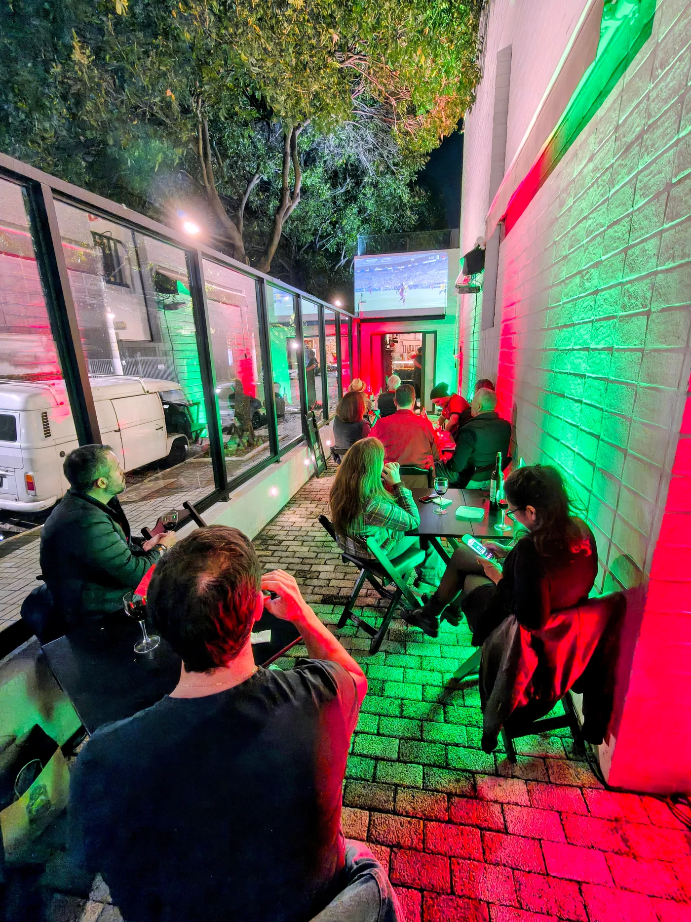 Área externa da sede iluminada nas cores de Portugal durante a transmissão