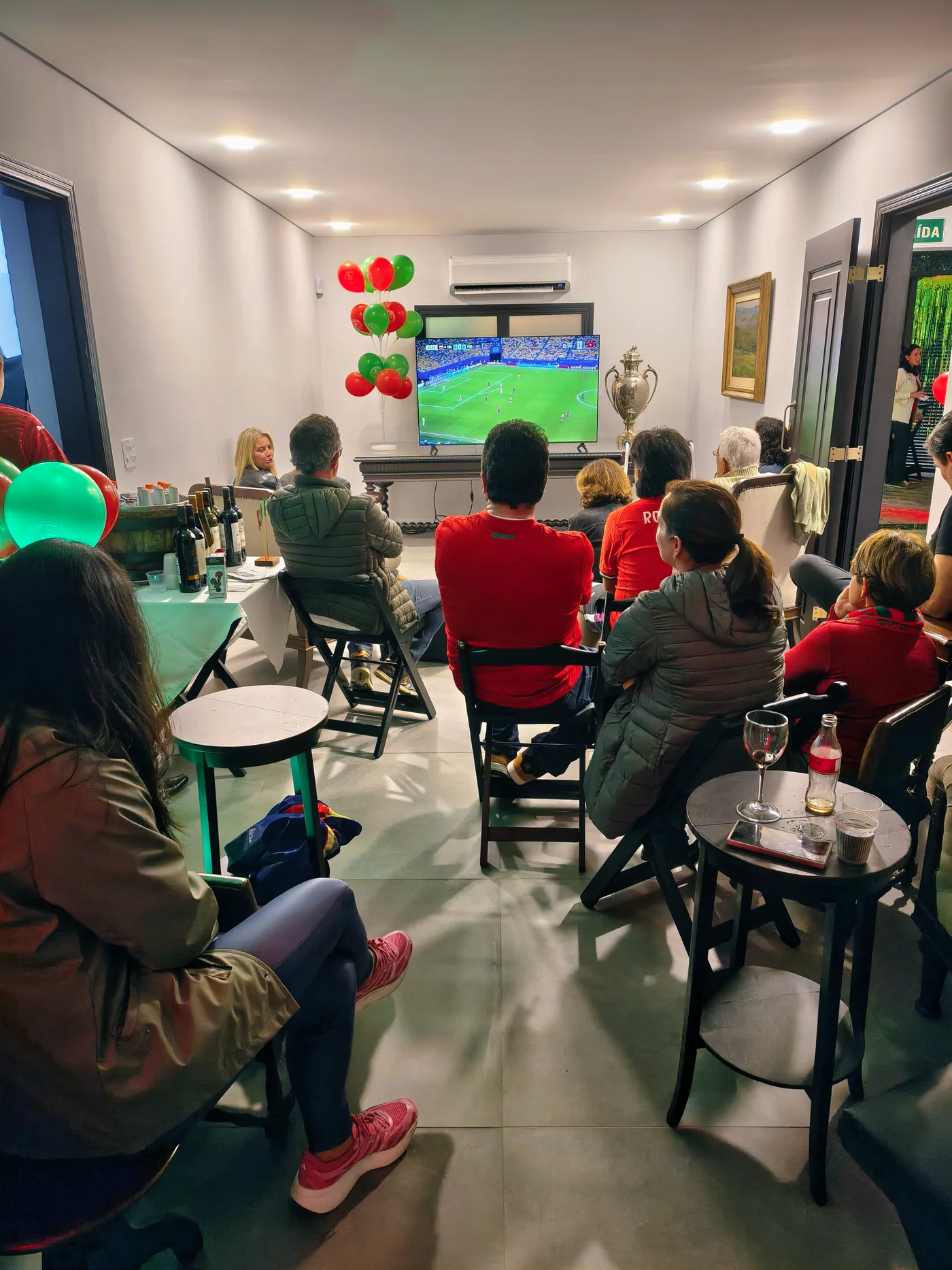 Público reunido em uma das salas da sede durante o jogo