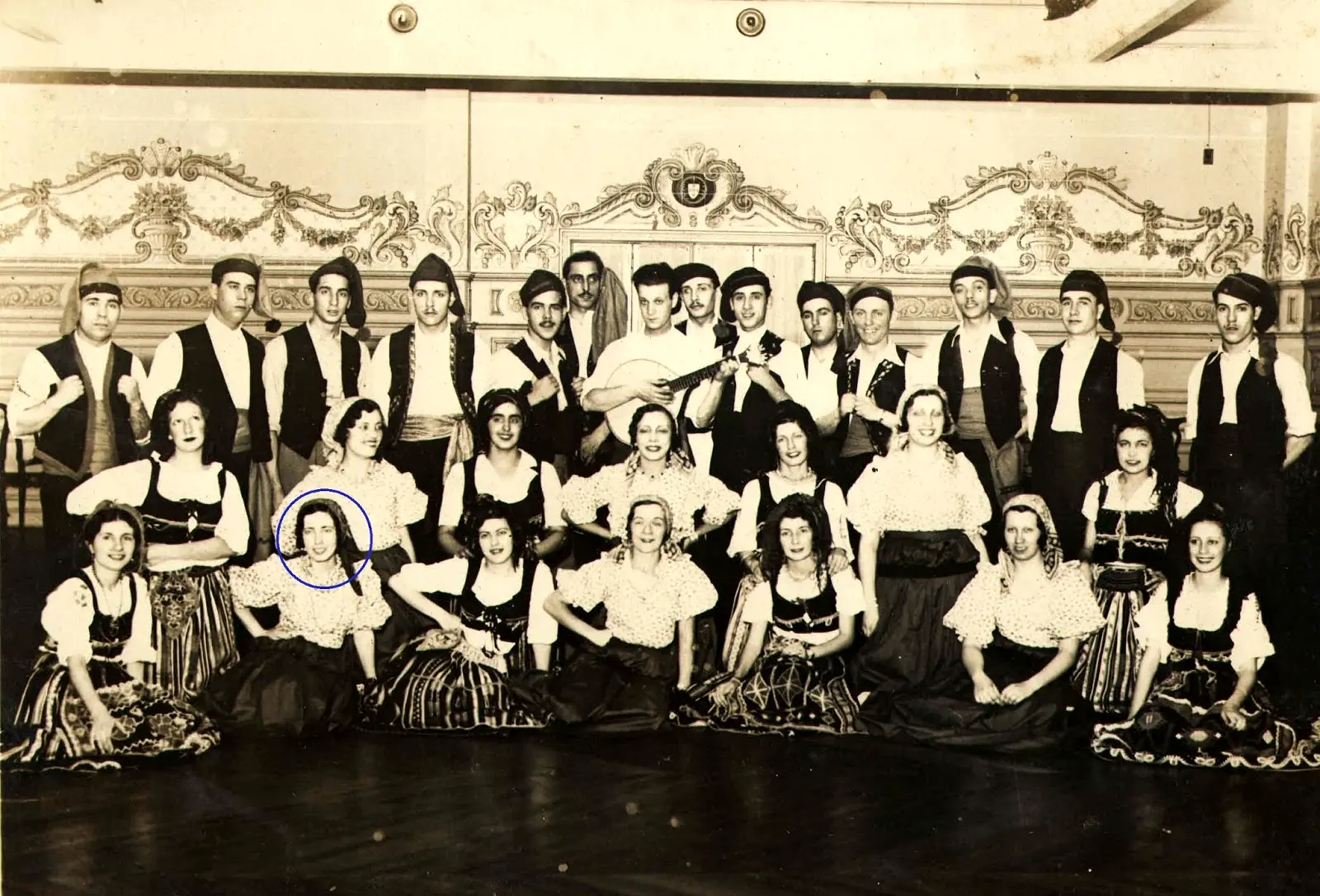 Grupo histórico de danças regionais portuguesas do Clube