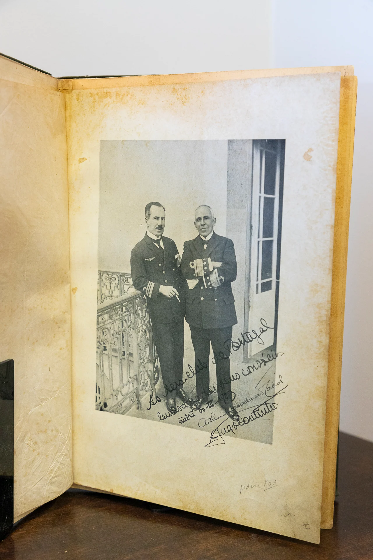 Relatório original da Primeira Viagem Transatlântica com fotografia e dedicatória dos aviadores