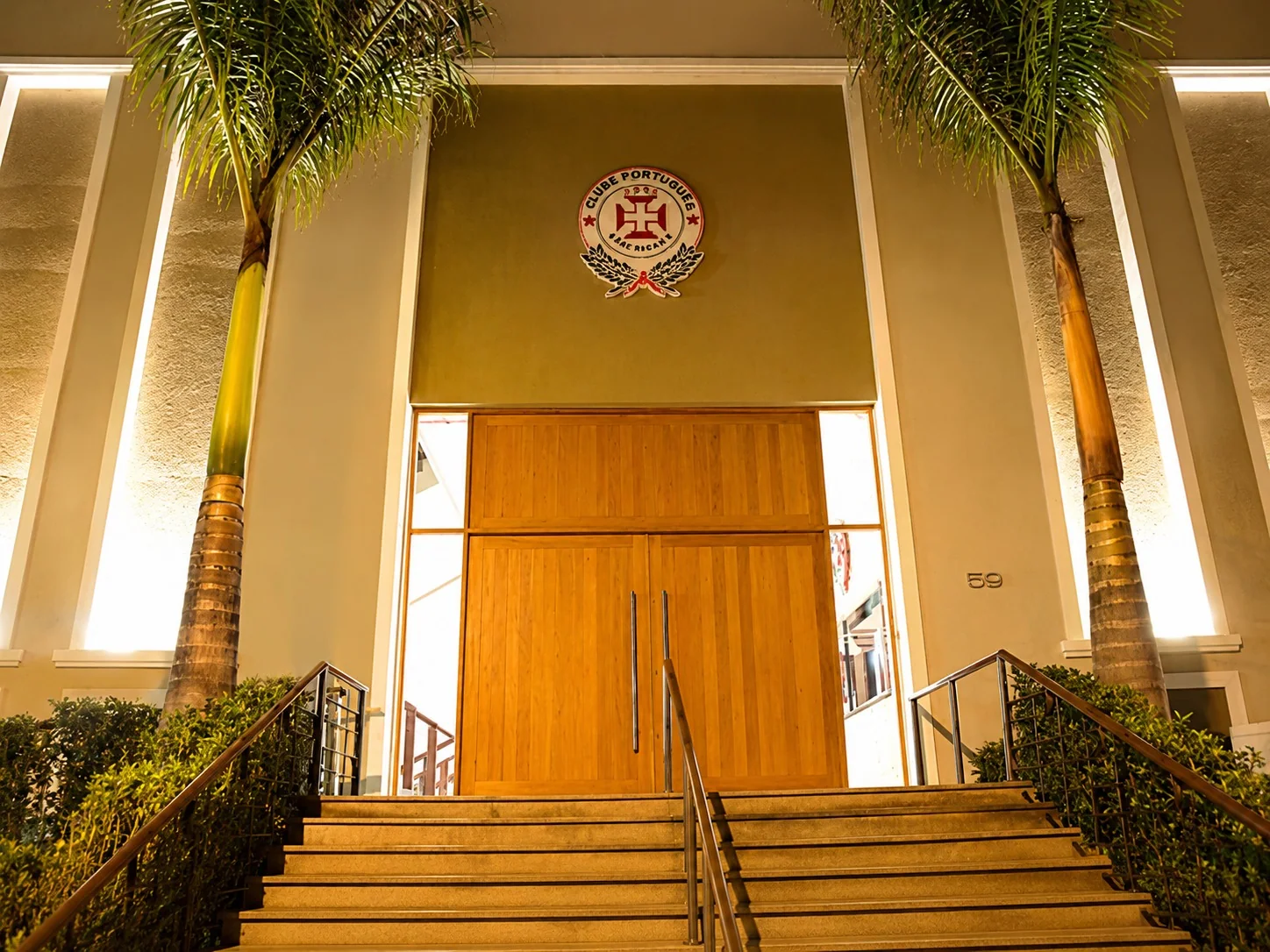 Entrada da quarta sede do Clube Português, na Rua Turiassú, 59