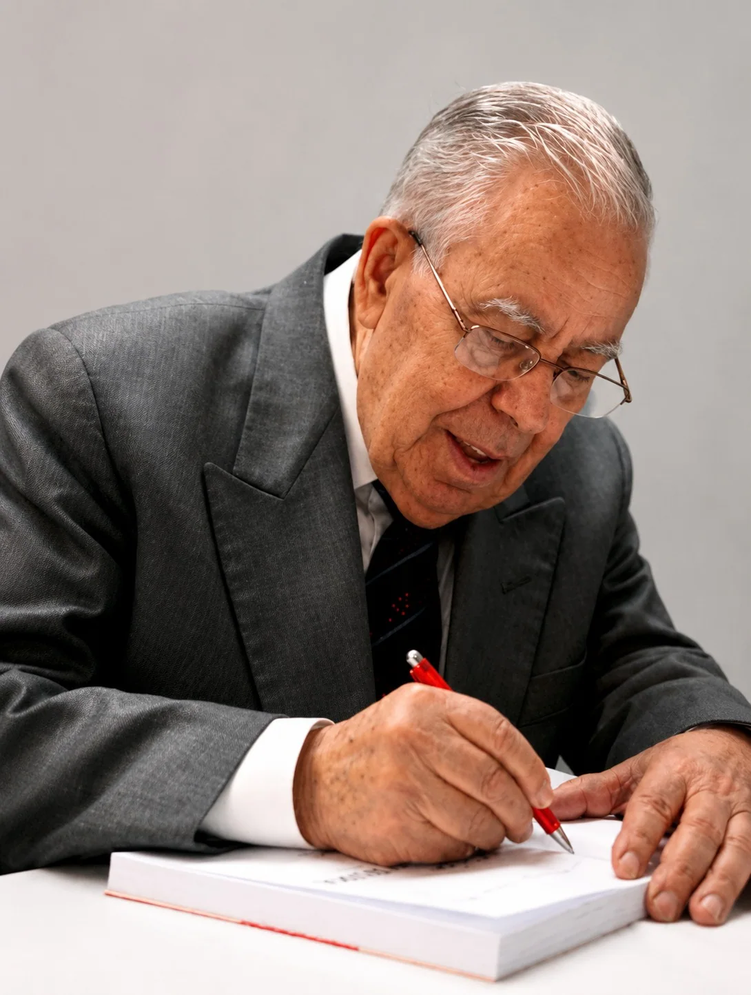 João Alves das Neves escreve em um livro