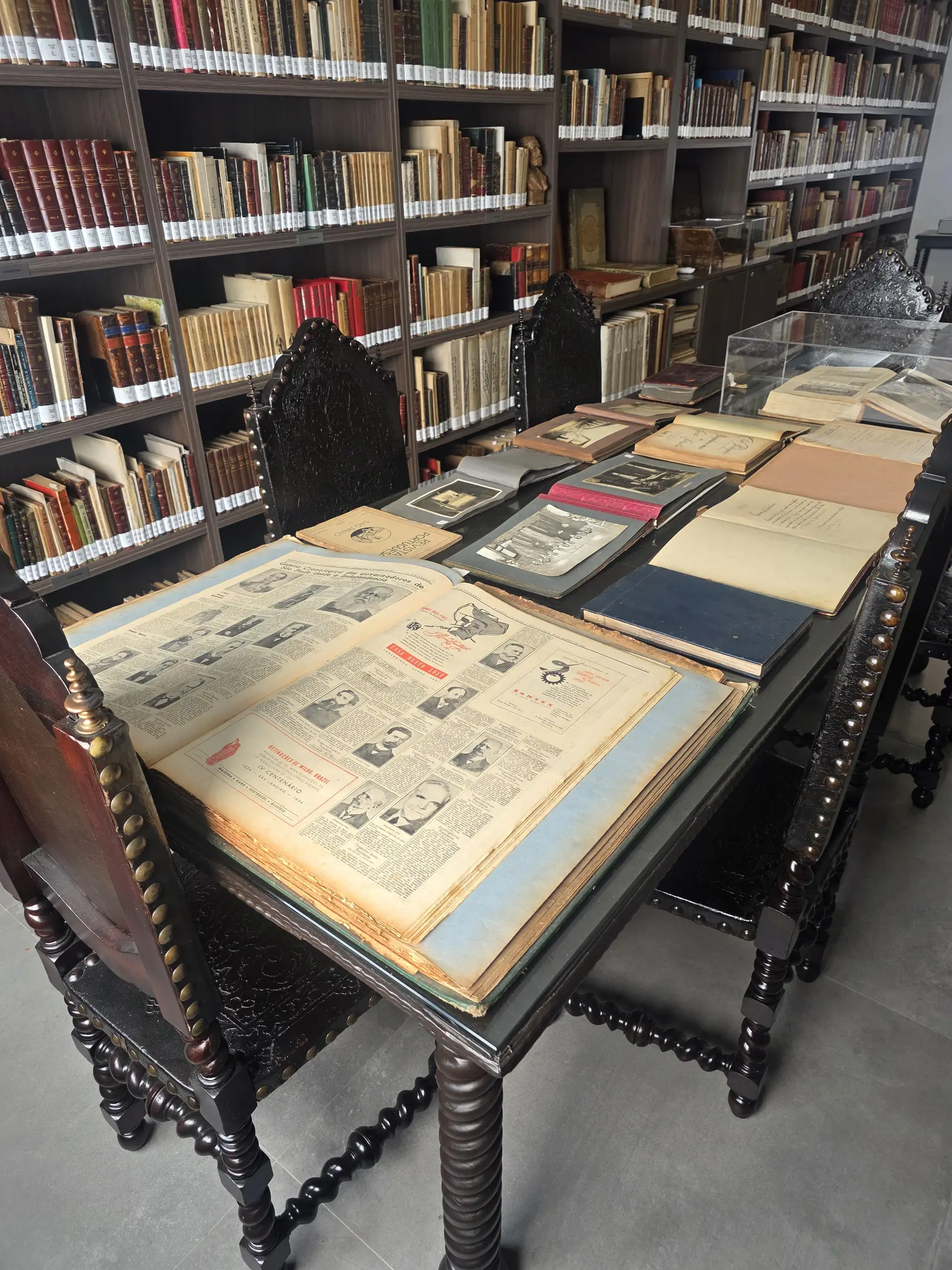 Livros e documentos dispostos na Biblioteca João Alves das Neves