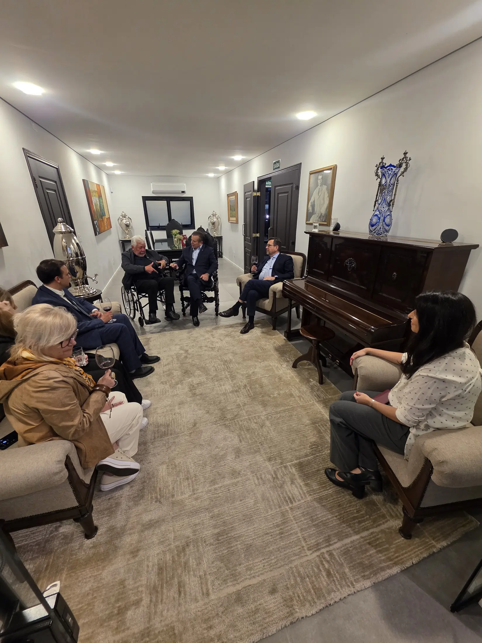 Convidados reunidos em recepção no Clube Português