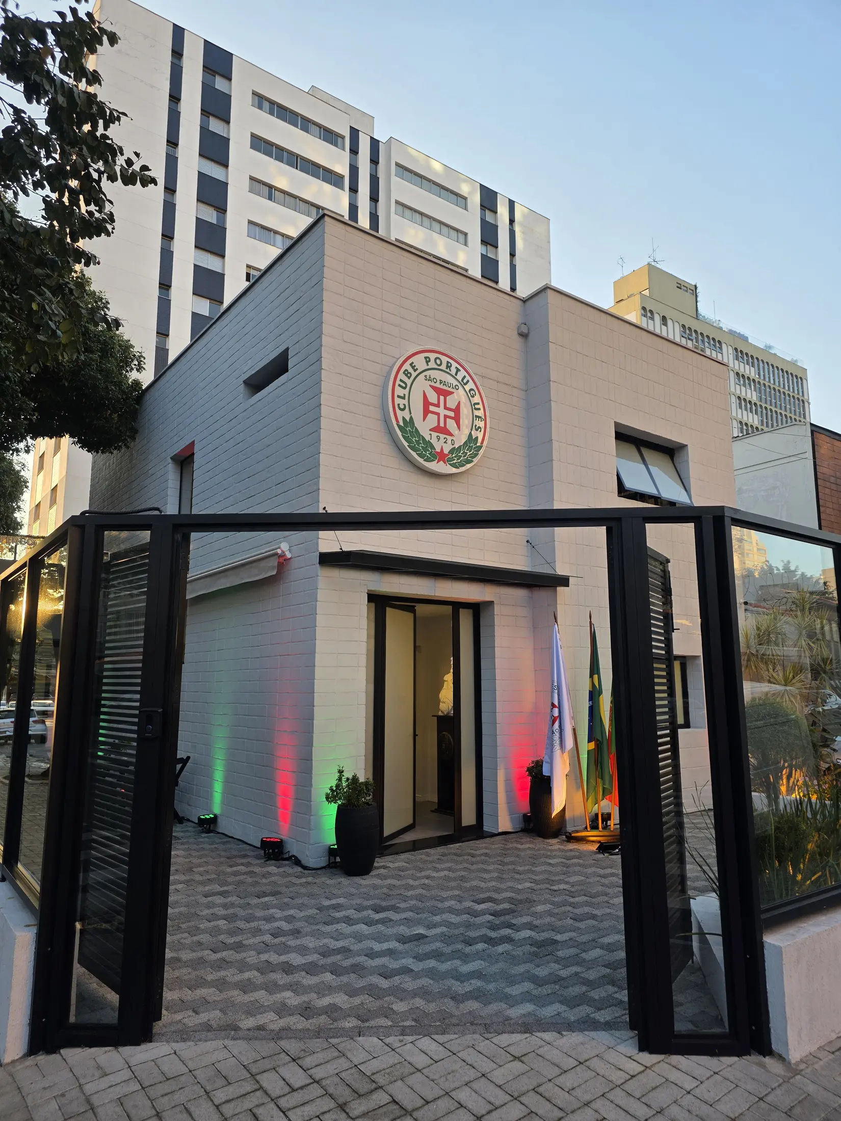 Fachada atual do Clube Português na Avenida Portugal