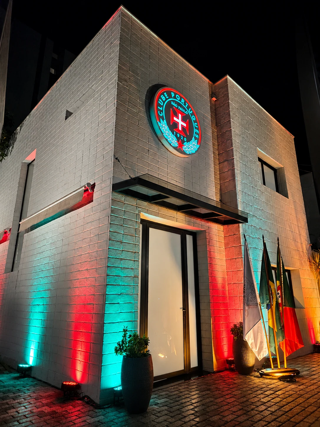 Fachada iluminada do Clube Português de São Paulo
