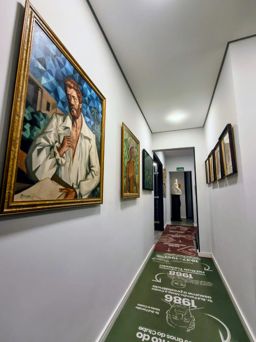 Corredor cultural do Clube Português com obras de arte e linha do tempo