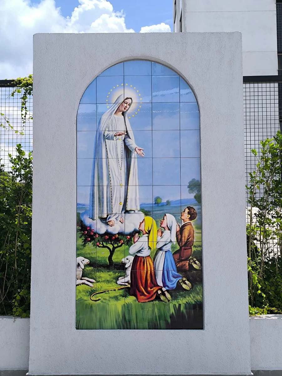 Painel de Nossa Senhora de Fátima na mini esplanada do Clube