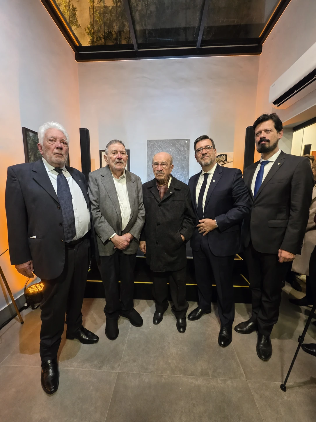 Dirigentes reunidos na inauguração da sede da Avenida Portugal