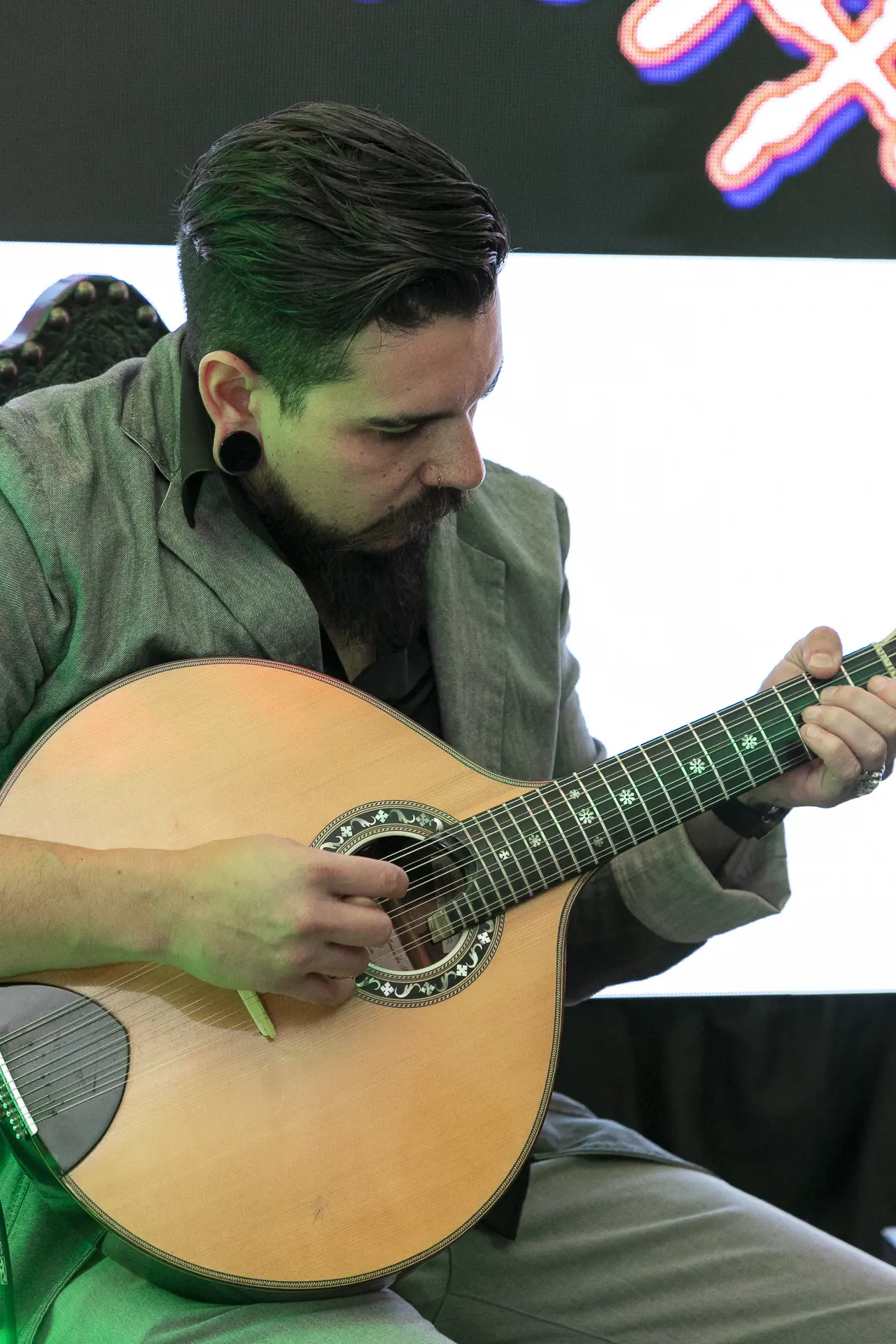 Músico toca guitarra portuguesa no Portugal Sensorial