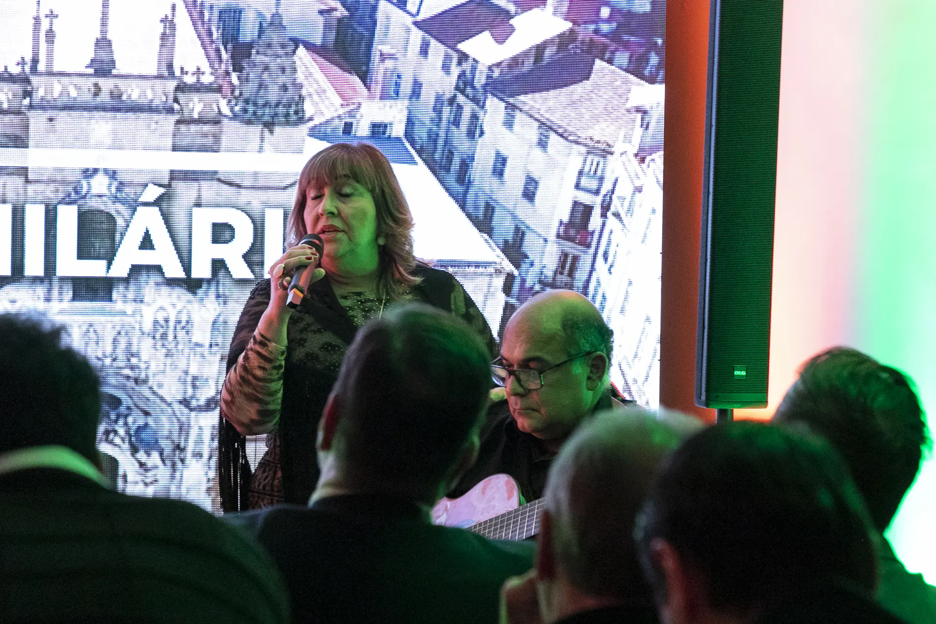 Apresentação vocal diante do público na Sala Portugália